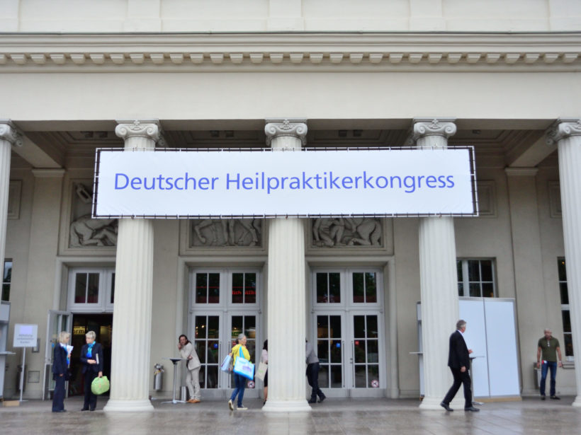 Eingang des Heilpraktikerkongress in Karlsruhe 2016