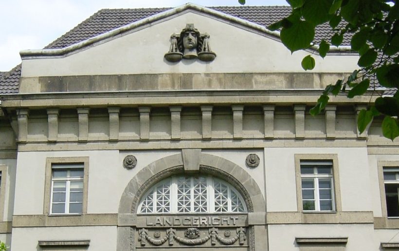 Großes altehrwürdiges Gebäude mit Säulen, abwechslungsreichen Fenstern und Verzierungen mit den großen Lettern: "Landgericht" an der Fassade.