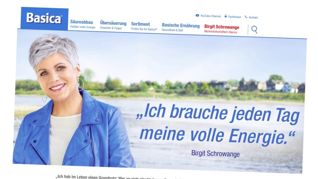 Frau mit blauem Blazer und grauer Kurzhaarfrisur lächelnd. Text: "'Ich brauche jeden Tag meine volle Energie.' Birgit Schrowange"