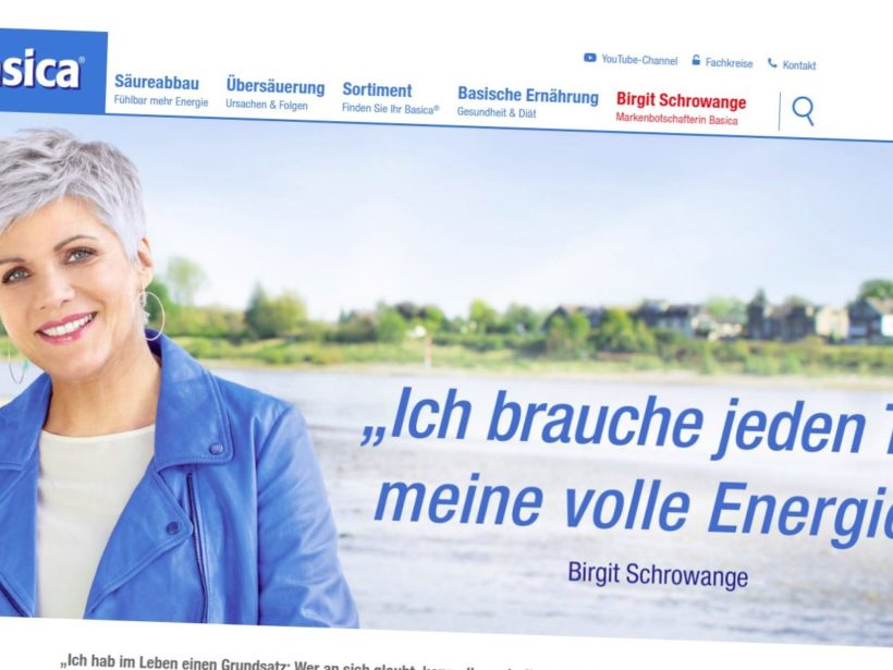 Frau mit blauem Blazer und grauer Kurzhaarfrisur lächelnd. Text: "'Ich brauche jeden Tag meine volle Energie.' Birgit Schrowange"