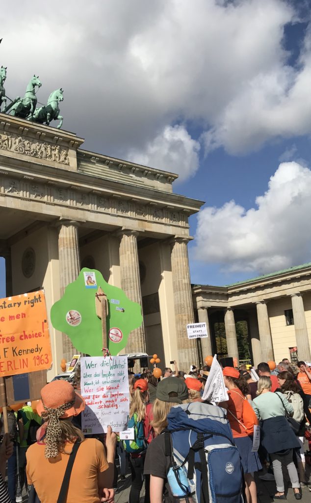 Demonstrationsteilnehmer vor dem Brandenburger Tor