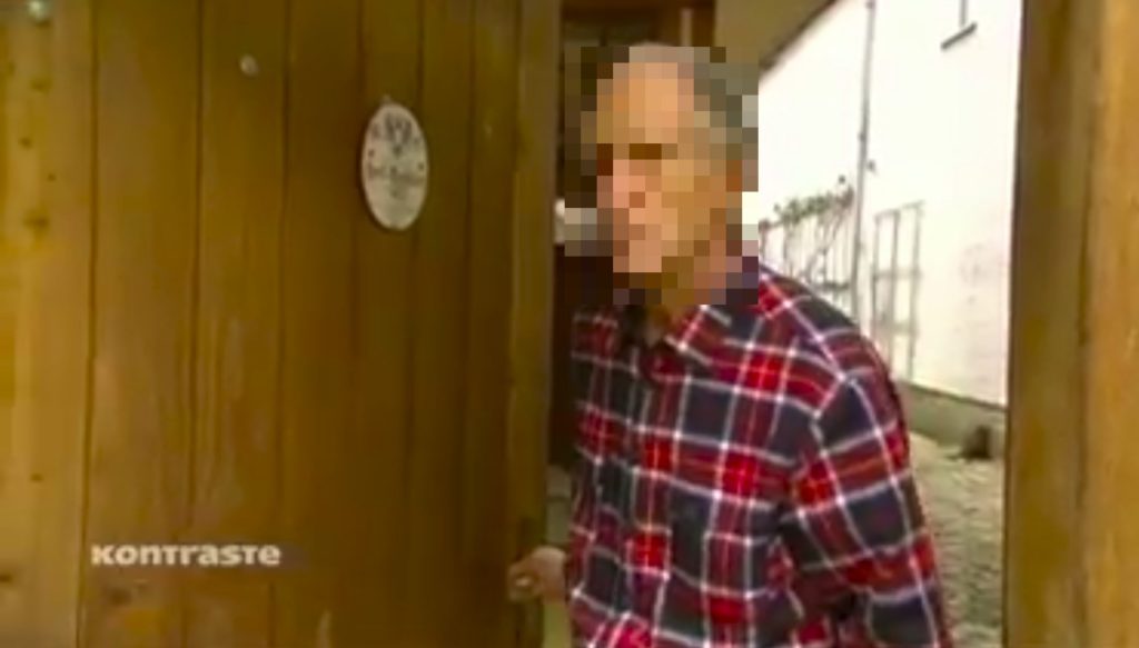 Unkenntlich gemachtes Foto des Arztes Lutz R. mit einer MMS-Flasche in der Hand - aus der Sendung von Kontraste