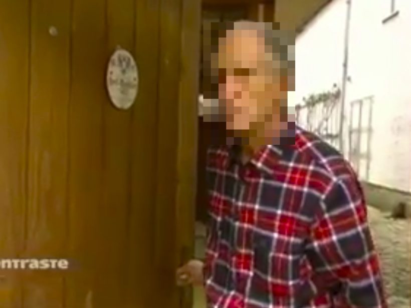 Unkenntlich gemachtes Foto des Arztes Lutz R. mit einer MMS-Flasche in der Hand - aus der Sendung von Kontraste