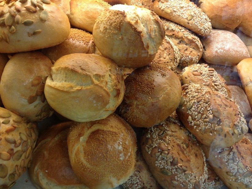Viele verschiedene Brötchen auf einem Haufen.