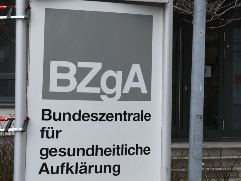 Logo der BZgA am Gebäudeeingang