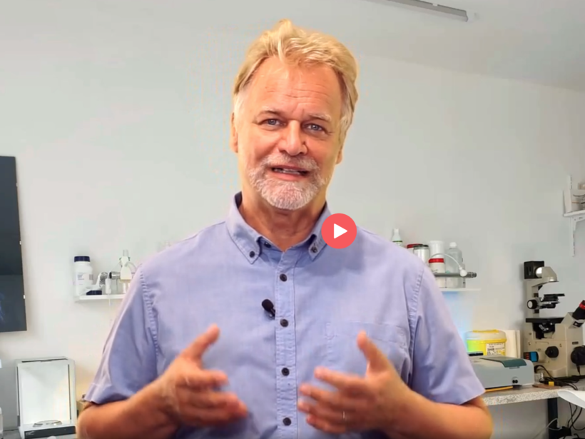 Andreas Kalcker erklärt in einem Video, wie man Chlordioxid selbst machen kann. Das Video steht auf seiner Website. (Screenshot: MedWatch.de)