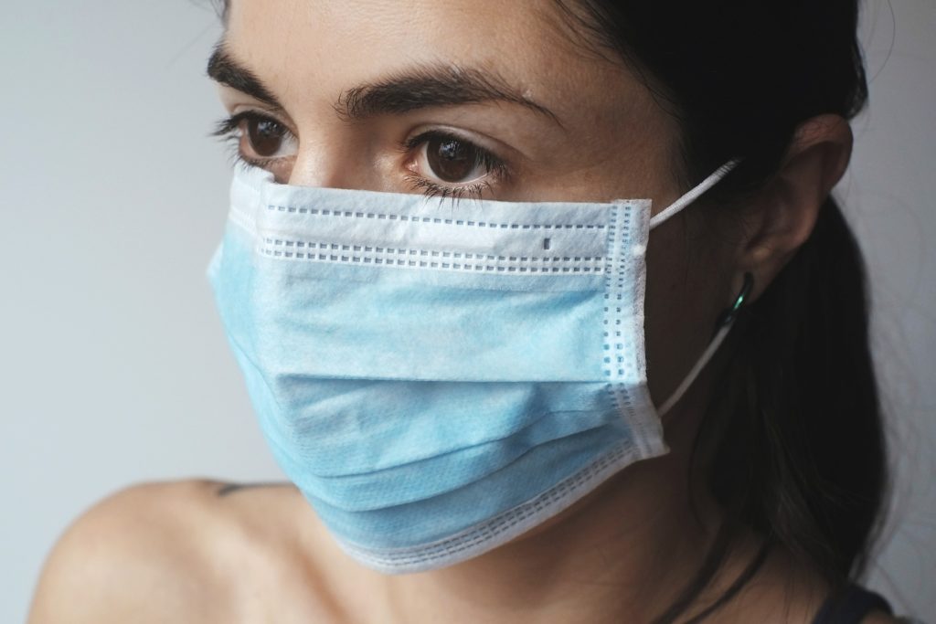Frau mit Corona-Maske: Chlordioxid hilft nicht gegen das Virus. Foto: Bild: Juraj Varga, Pixabay)