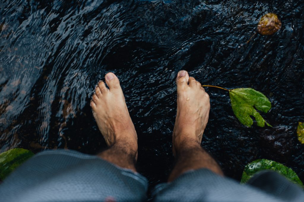 Detox per Fußpflaster? Füße im Wasser.