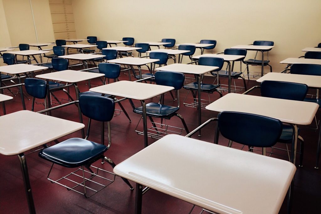 Schulmedizin: leeres Klassenzimmer einer Schule
