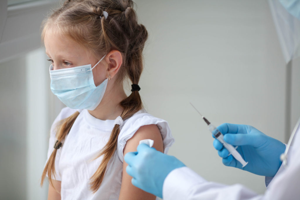Corona-Impfung: Ein Mädchen wird geimpft.