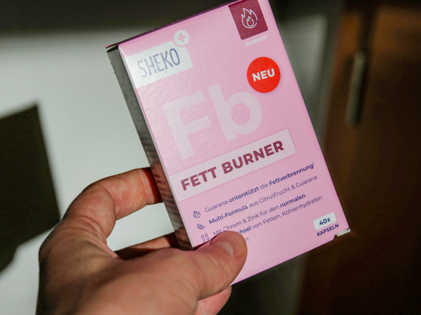 Verpackung des Sheko+ Fett Burners; rosa Schachtel, sehr dominant die Buchstaben 'Fb'
