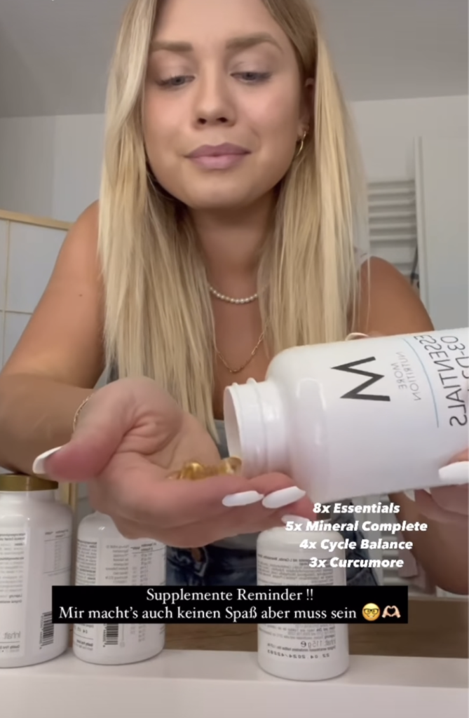 Eine Frau schüttet Pillen aus einer Dose.